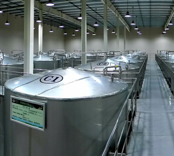 公司擁有都橄欖行業(yè)中亞洲最大的萬(wàn)噸標(biāo)準(zhǔn)化恒溫避光隔氧儲(chǔ)油庫(kù)，具備最佳的15℃-22℃低恒溫儲(chǔ)存環(huán)境。全部?jī)?chǔ)油罐采用食品級(jí)專用不銹鋼制作，采用..